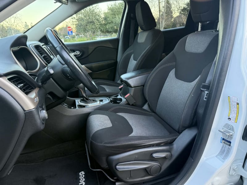 2017 JEEP Cherokee photo 9