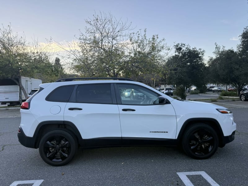 2017 JEEP Cherokee photo 4