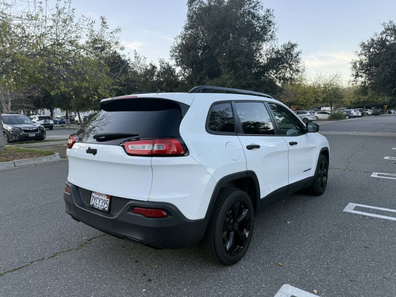 2017 JEEP Cherokee photo 5