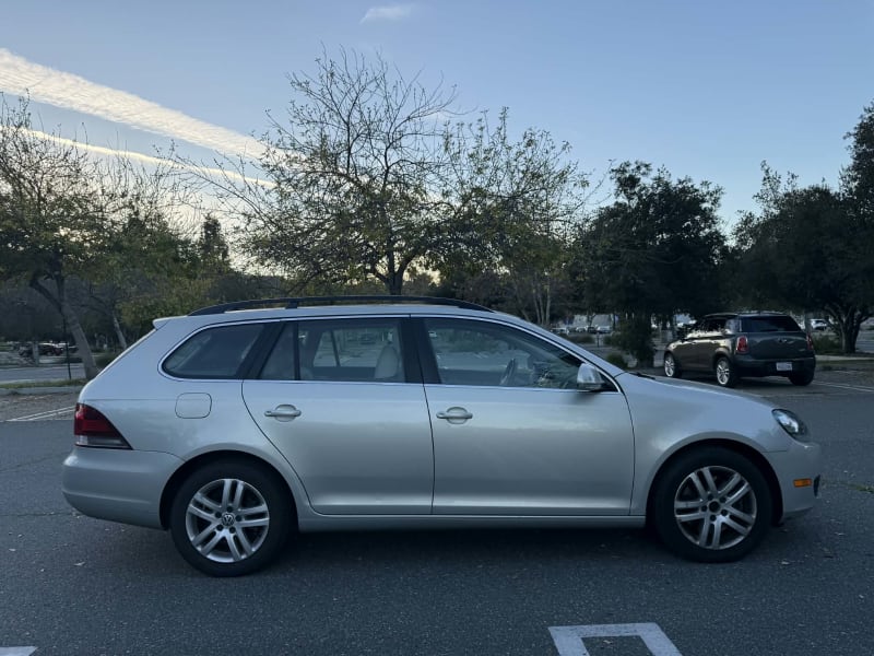 2011 VOLKSWAGEN Jetta SportWagen photo 4