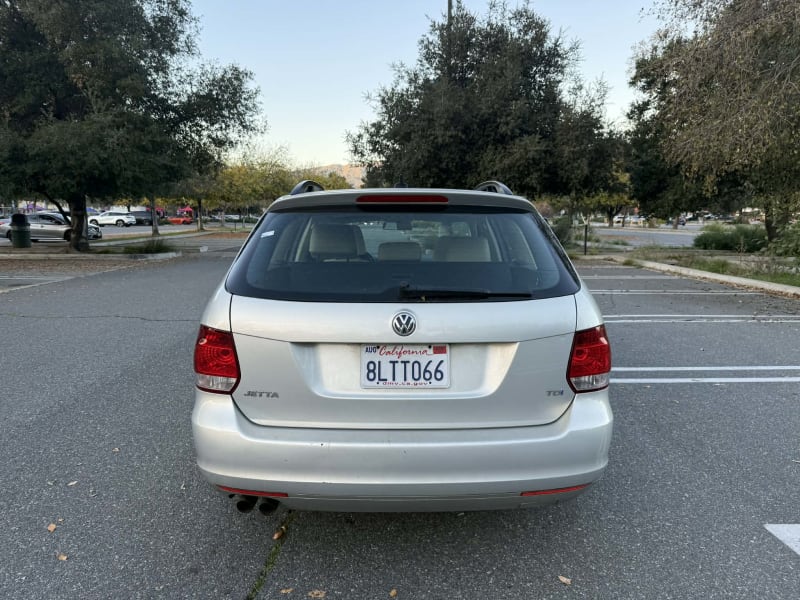2011 VOLKSWAGEN Jetta SportWagen photo 6