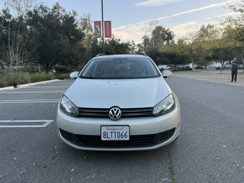 2011 VOLKSWAGEN Jetta SportWagen photo 2