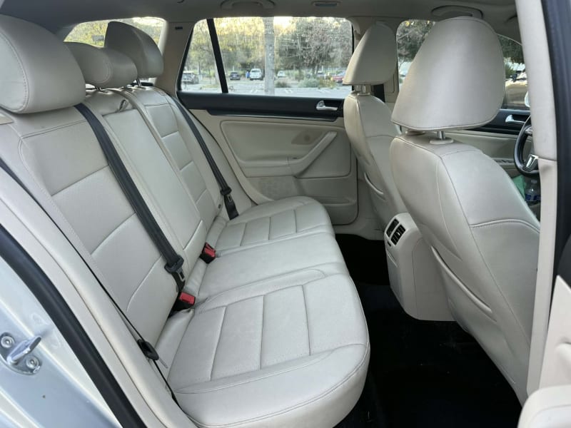 2011 VOLKSWAGEN Jetta SportWagen photo 11
