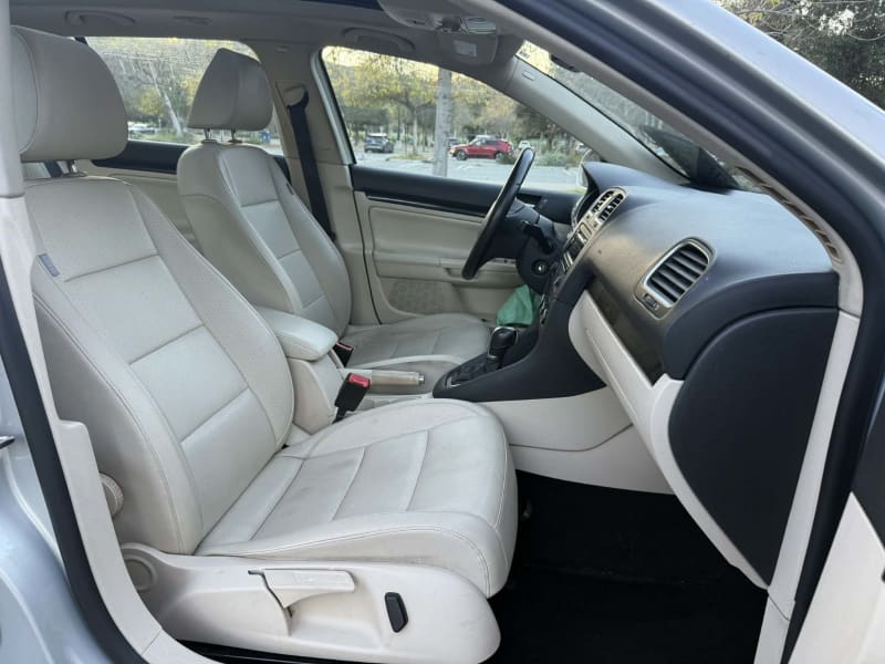 2011 VOLKSWAGEN Jetta SportWagen photo 12