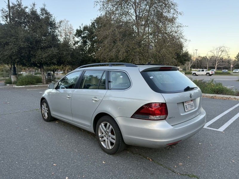 2011 VOLKSWAGEN Jetta SportWagen photo 7