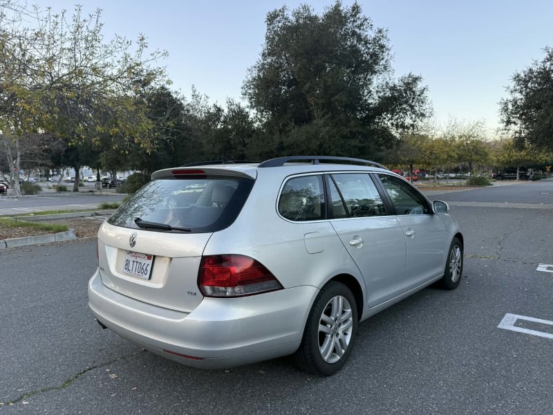 2011 VOLKSWAGEN Jetta SportWagen photo 5