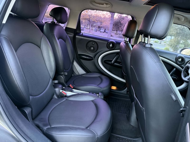 2011 MINI Countryman photo 11