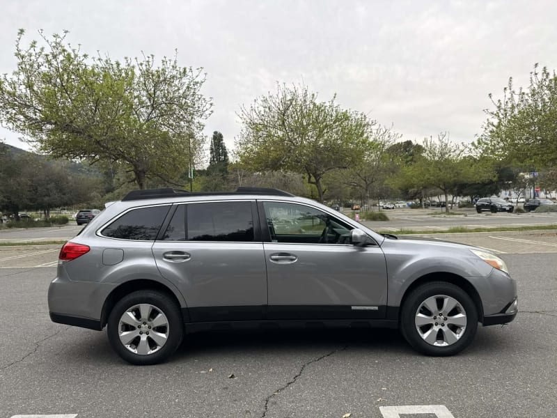 2010 SUBARU Outback photo 4