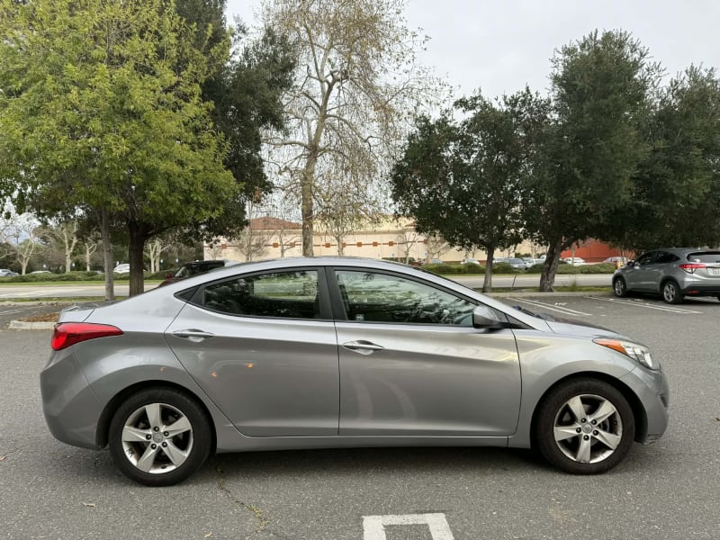 2013 HYUNDAI Elantra photo 4