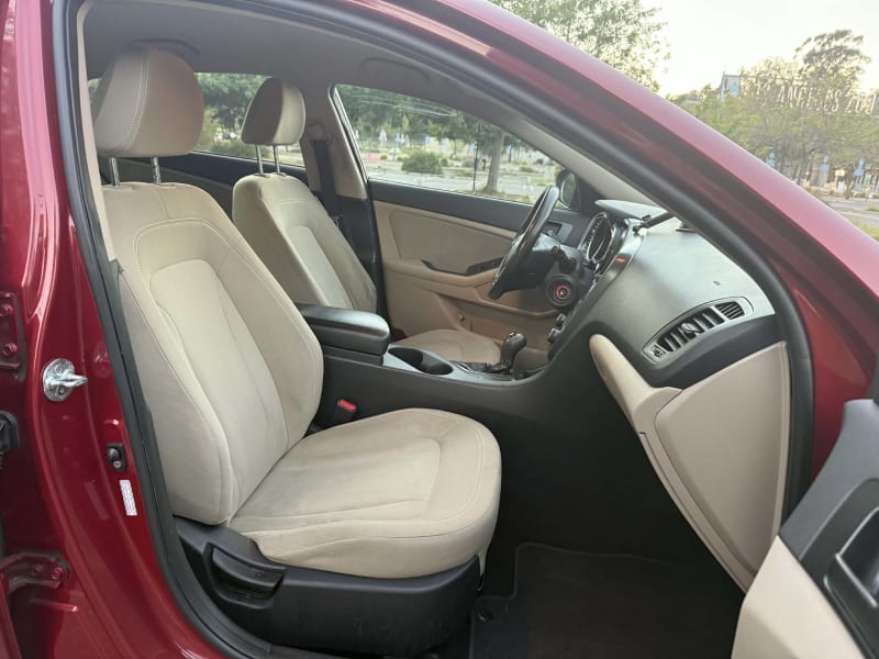 2011 KIA Optima photo 12