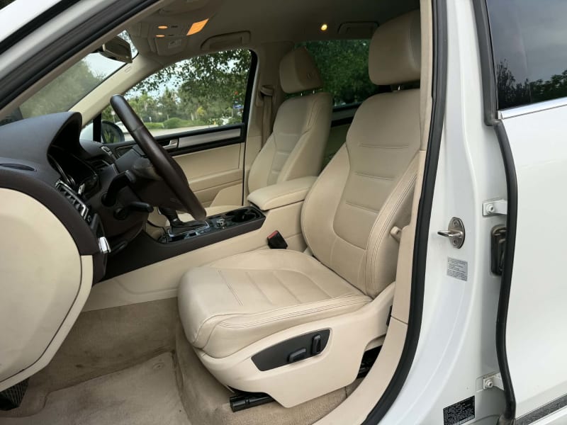 2012 VOLKSWAGEN Touareg photo 9