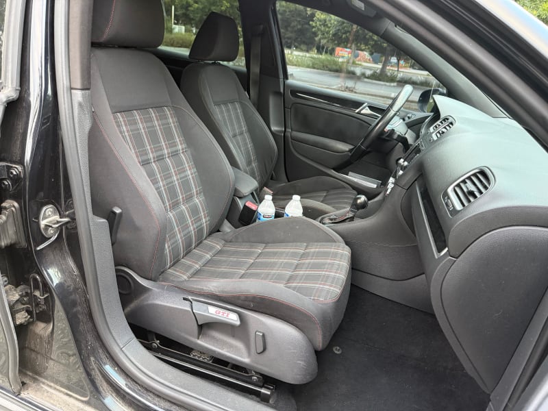2010 VOLKSWAGEN GTI photo 12