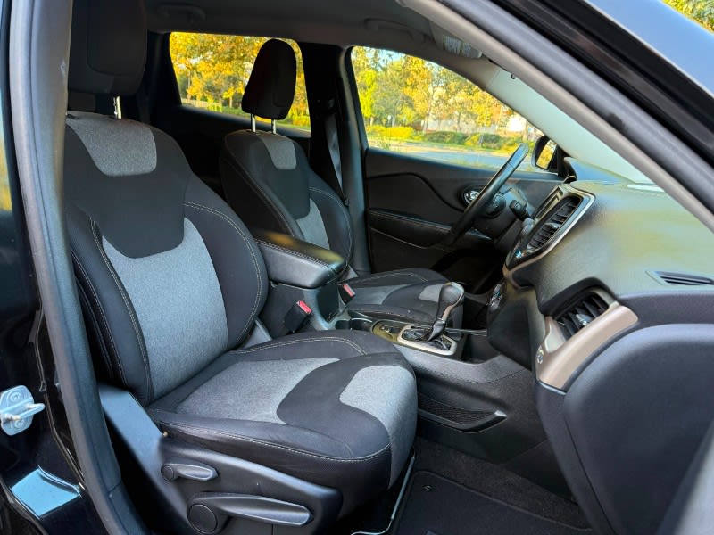 2015 JEEP Cherokee photo 11