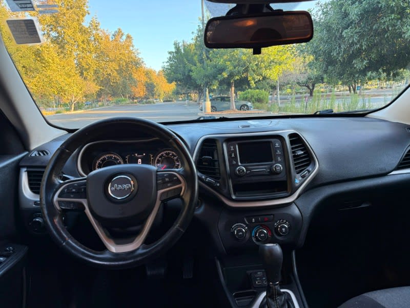 2015 JEEP Cherokee photo 13