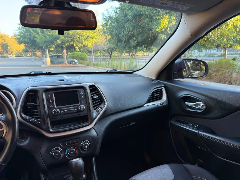 2015 JEEP Cherokee photo 14