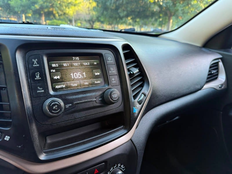 2015 JEEP Cherokee photo 16