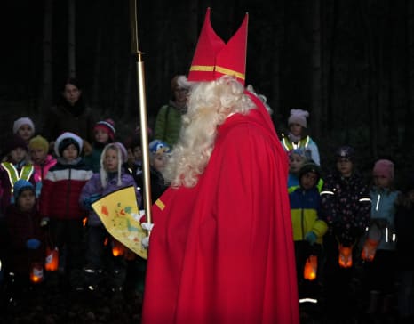 Der Samichlaus besucht den Kindergarten im Wald