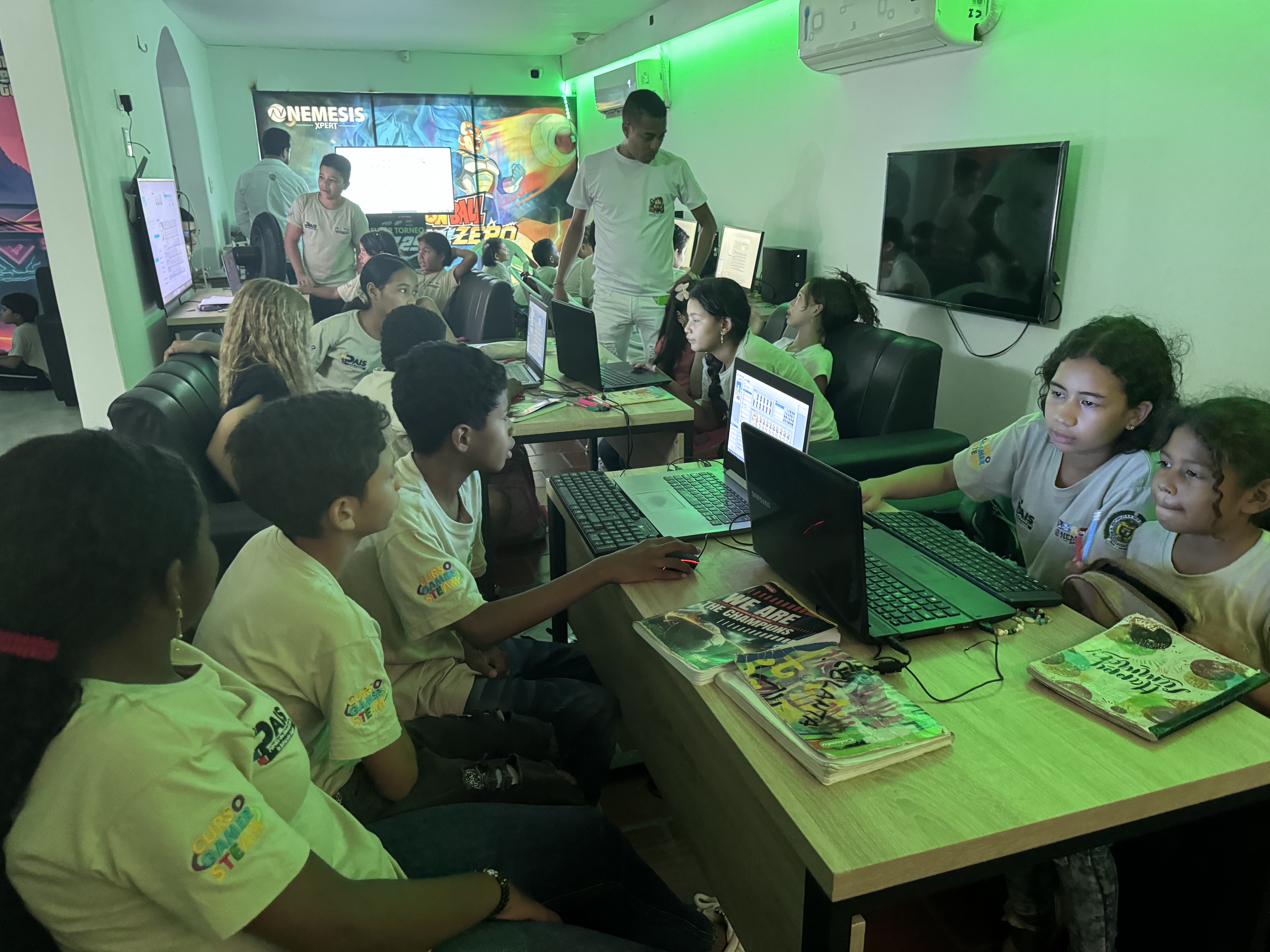 Curso Gamer STEAM - niños aprendiendo programación