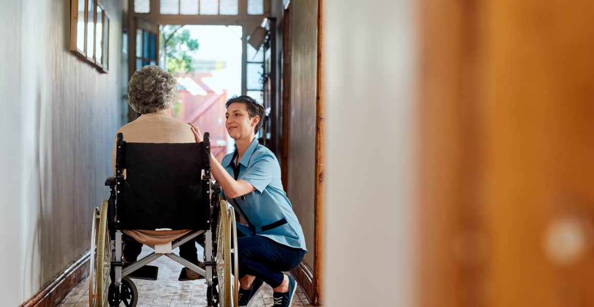Le gouvernement veut renforcer le soutien aux salariés aidants en matière de congés et de validation des acquis par l’expérience