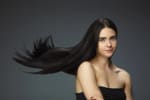 Una alimentación balanceada es clave para un cabello fuerte y brillante. Descubre qué alimentos debes consumir para mejorar tu salud capilar.