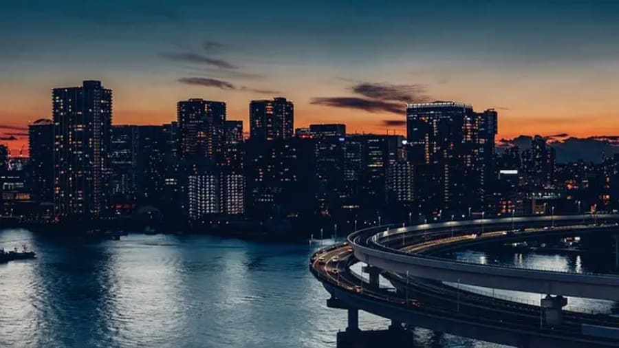Vista de Tokio por la noche. Otra de las ciudades inteligentes de Asia