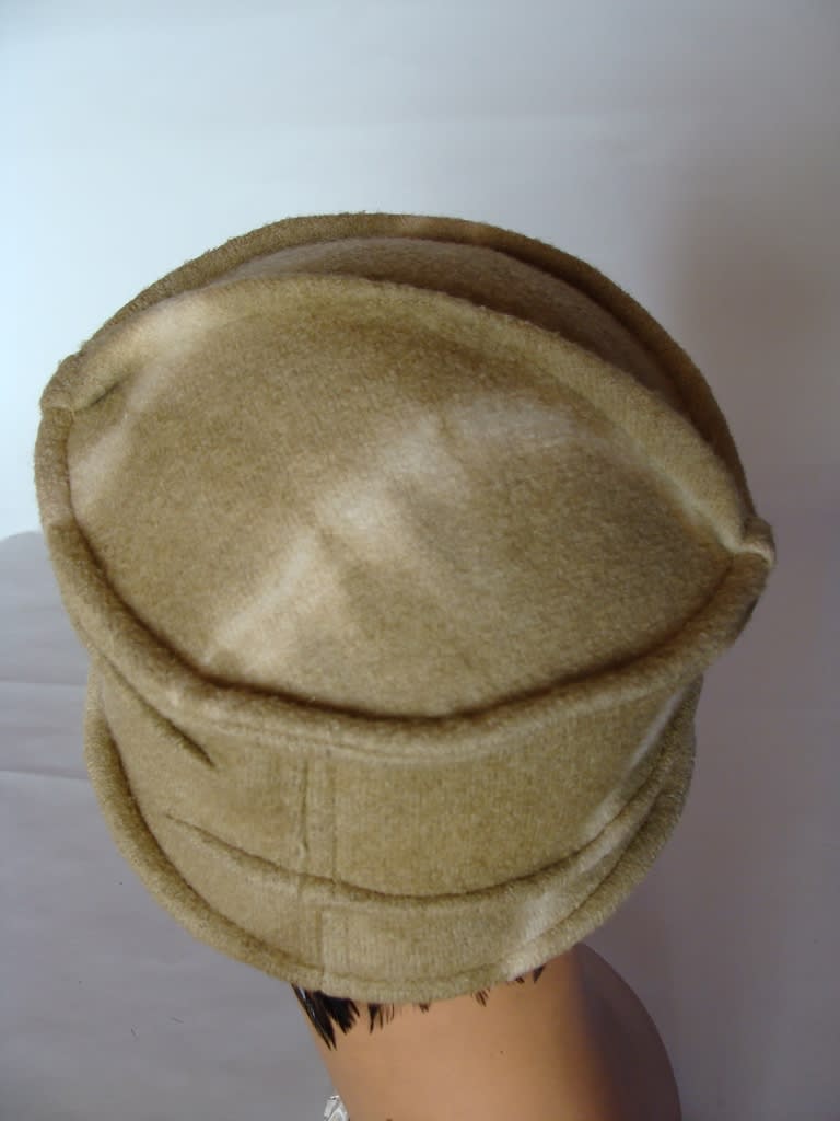 Les chapeaux uniques créés par Dominique Chapre. Bandeau d'hiver