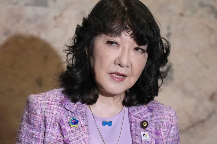 Government adopts ¥8.5 trillion stopgap spending package