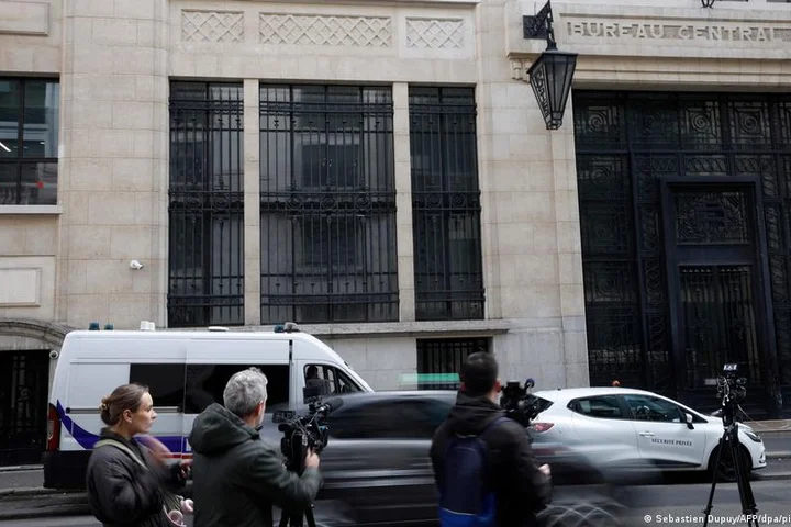 Paris: Suspected bomb attack outside Bank of America foiled