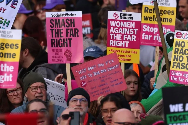 Hundreds of thousands join London march against the far right