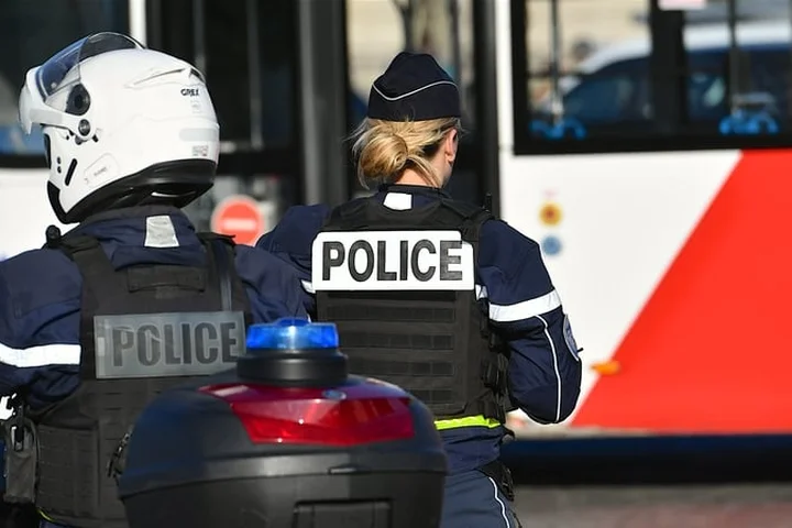 Paris police foil apparent bomb attack at US bank