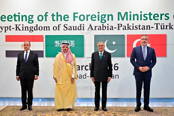 Pakistan maintains ‘delicate balancing act’ as it hosts Iran talks