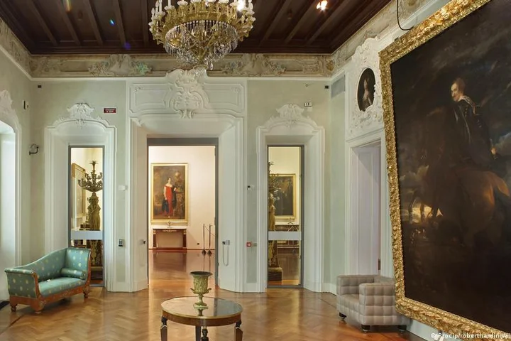 Thieves steal masterpieces in under 3 minutes