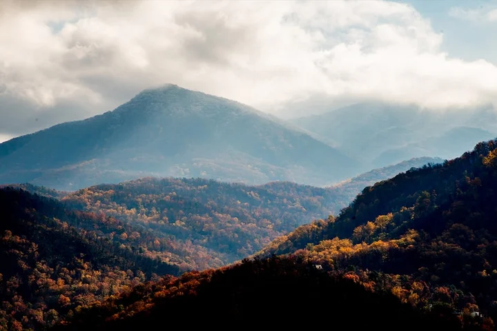 Woman dies after falling from 60-foot cliff along popular Smoky Mountains trail