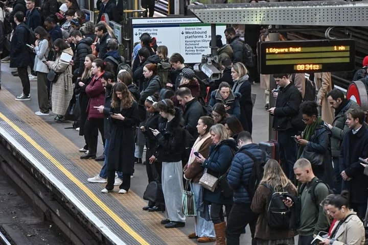 Suffragette line part suspended and delays on the Circle line