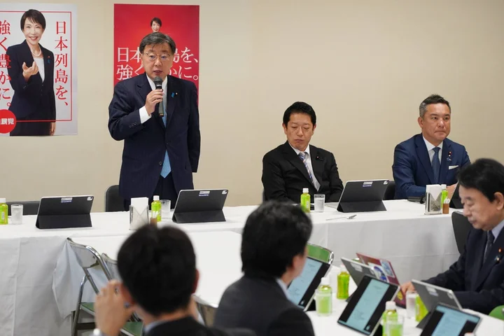 LDP divided over move to criminalize desecration of Japan's flag, sought by JIP