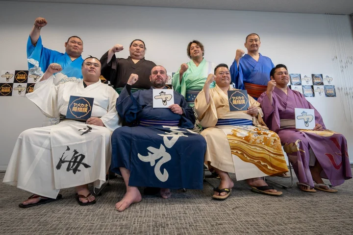 Smiles, not stoicism, at new tournament for retired sumo stars