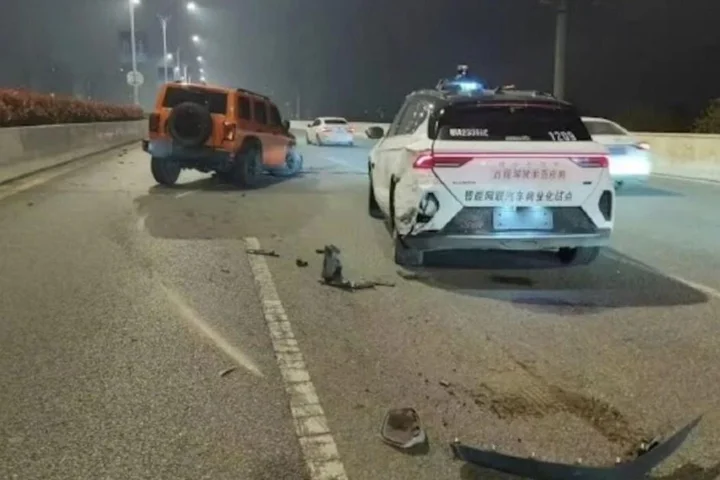 Hundreds of robotaxis suddenly freeze trapping their passengers on motorway