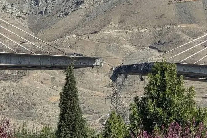 Eight dead, 95 wounded after strike on Iranian bridge