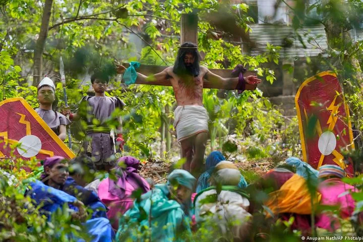 Modi, Gandhi invoke Jesus Christ's teachings on Good Friday