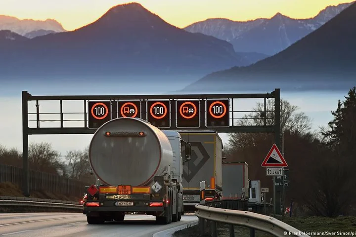 Economist suggests autobahn speed limit amid Iran-enduced fuel price spike