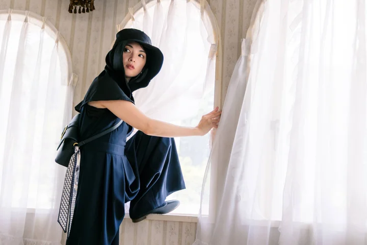 ‘How to Steal the Gold’ spins real crime into playful heist fun