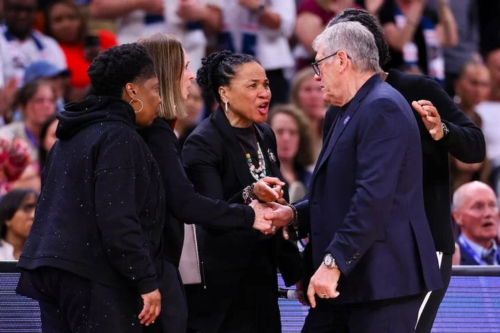 Legendary women's basketball coaches Dawn Staley and Geno Auriemma get into heated shouting match