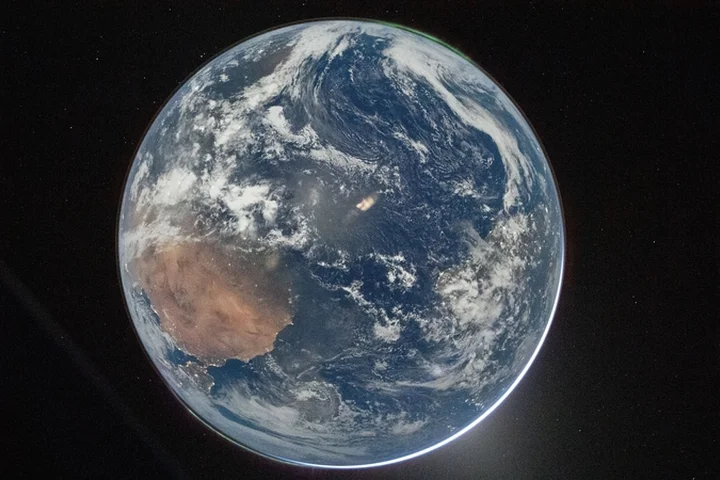 Artemis astronauts take photo of Earth en route to Moon