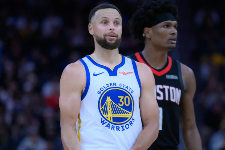 Stephen Curry looked like himself in his injury return, and Steve Kerr says Warriors are 'back in the fight'