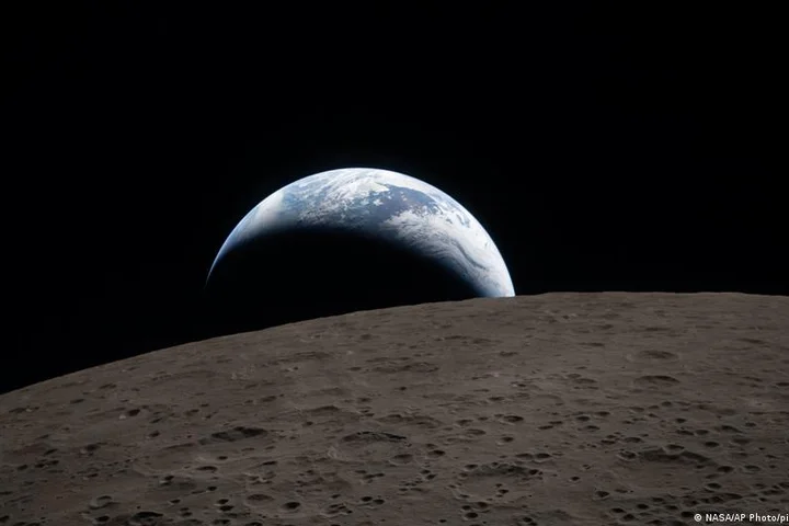 Crew snaps 'Earthset' in throwback to Apollo 8