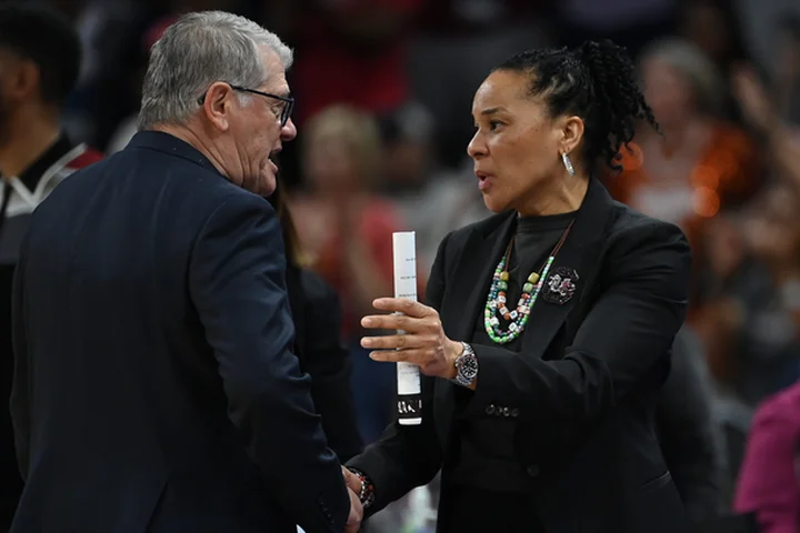 Dawn Staley speaks out on Geno Auriemma incident, urges 'everyone to turn the page'