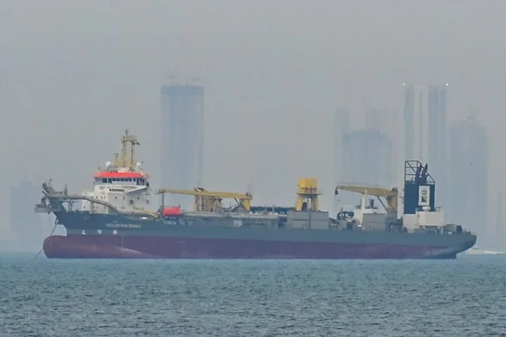 Oil rises as Hormuz stays shut ahead of Trump deadline