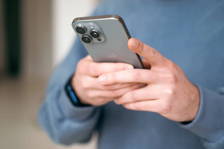 Break, no fix: Apple and Samsung make repairs hard