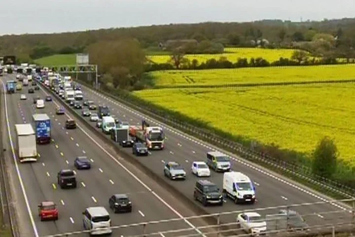 M25 closed ‘until afternoon’ after lorry spills 250 litres of fuel