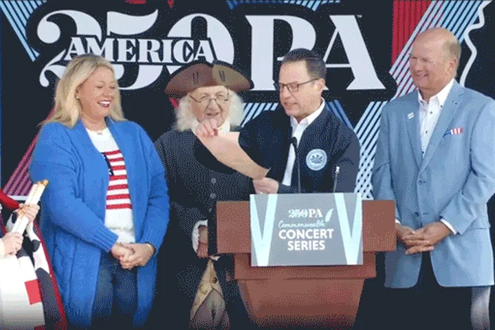 America250 backdrop topples near Shapiro, Revolutionary War reenactors